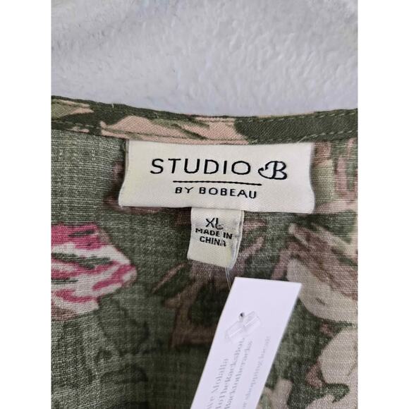 STUDIO B by Bobeau Floral Twist-Front Blouse - Picture 3 of 4